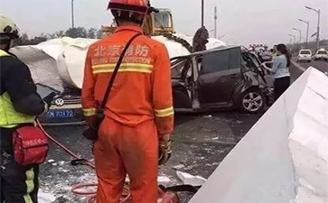 運輸佛像的大車側(cè)翻，佛像摔斷，引發(fā)大堵車