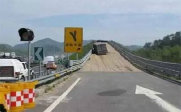 青島大件運輸公司:高速路上意外遇到路標(biāo)指示誰的錯