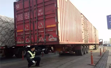 大件超限大貨車(chē)為逃處罰大清早下高速，不想民警提前上了班...
